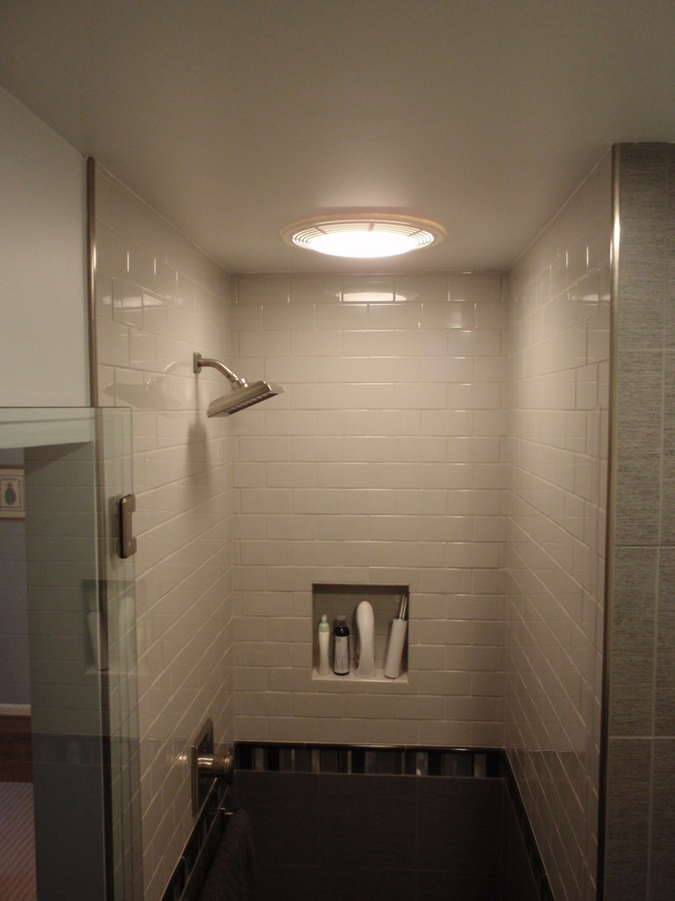 Exemple d'une petite salle de bain tendance en bois brun avec un lavabo encastré, un placard à porte plane, un plan de toilette en granite, WC suspendus, un carrelage multicolore, des carreaux de céramique, un mur gris et un sol en carrelage de porcelaine.