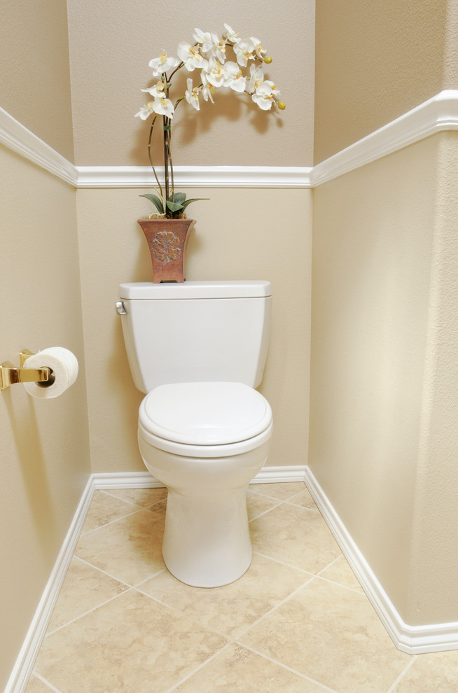 На фото: туалет среднего размера в классическом стиле с раздельным унитазом, разноцветной плиткой, желтыми стенами и полом из керамогранита с