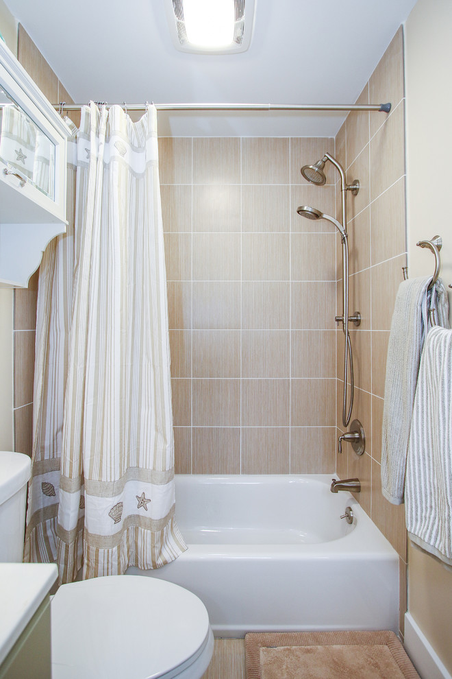 Foto på ett litet maritimt badrum, med en dusch i en alkov, en toalettstol med separat cisternkåpa, orange kakel, keramikplattor, beige väggar, klinkergolv i keramik, ett integrerad handfat, orange golv och dusch med duschdraperi