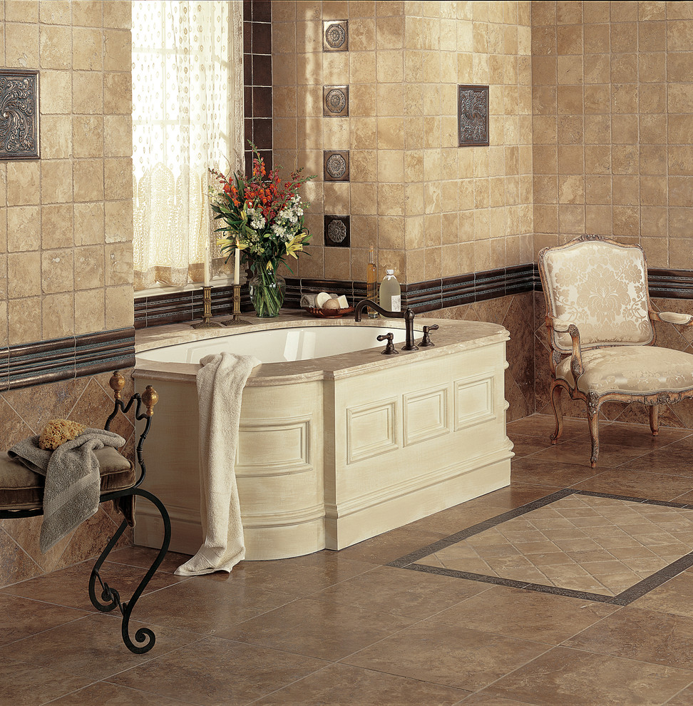 Réalisation d'une salle de bain principale tradition de taille moyenne avec une baignoire encastrée, un carrelage beige, un carrelage marron, un carrelage de pierre, un mur beige et un sol en carrelage de porcelaine.