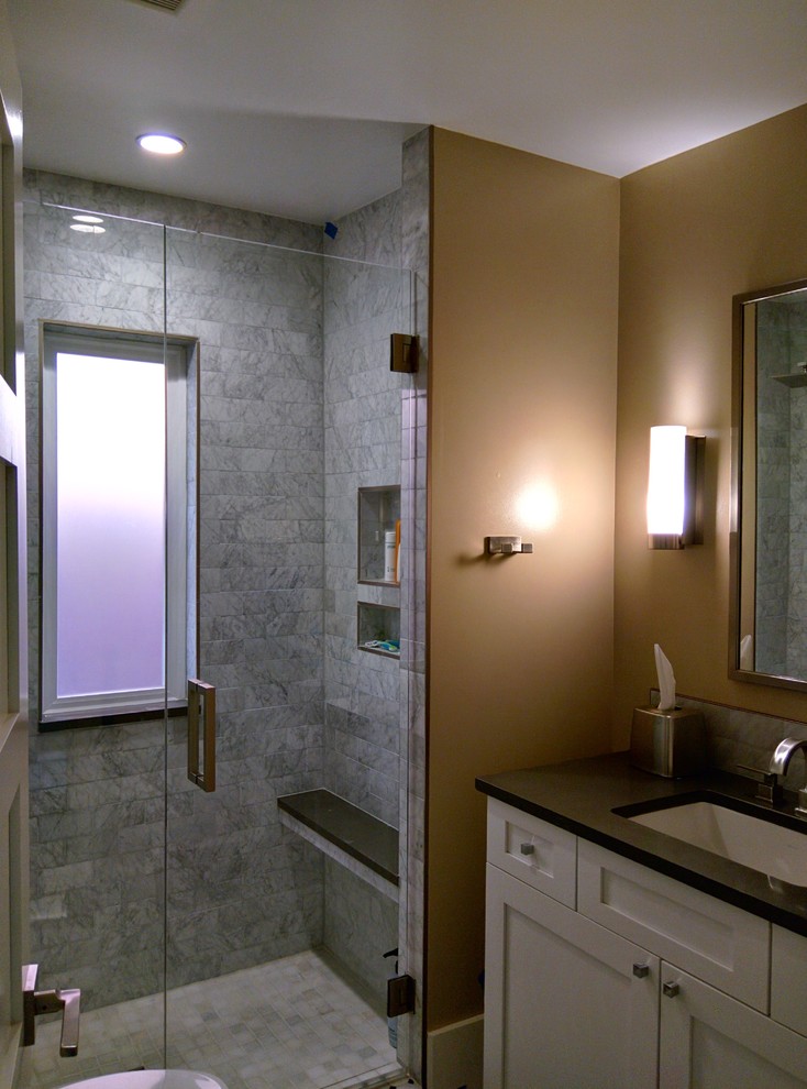 Kleines Klassisches Badezimmer En Suite mit Schrankfronten im Shaker-Stil, weißen Schränken, Speckstein-Waschbecken/Waschtisch und grauen Fliesen in Denver
