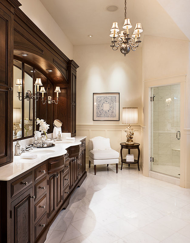 Exempel på ett mellanstort klassiskt en-suite badrum, med luckor med upphöjd panel, skåp i mörkt trä, en hörndusch, grå kakel, vit kakel, porslinskakel, beige väggar, marmorgolv och ett undermonterad handfat