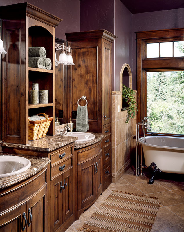 Inredning av ett klassiskt mellanstort en-suite badrum, med luckor med infälld panel, skåp i mörkt trä, ett badkar med tassar, beige kakel, keramikplattor, lila väggar, klinkergolv i keramik, ett nedsänkt handfat och granitbänkskiva