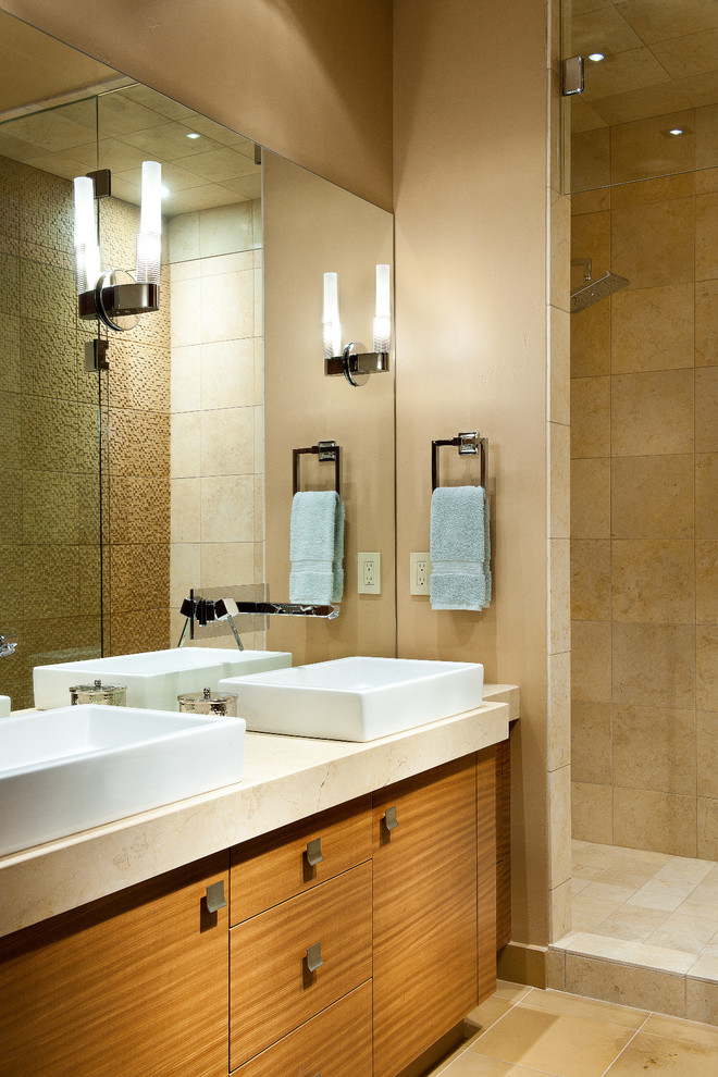 Идея дизайна: главная ванная комната среднего размера в современном стиле с плоскими фасадами, фасадами цвета дерева среднего тона, душем в нише, бежевой плиткой, плиткой из известняка, бежевыми стенами, полом из известняка и настольной раковиной