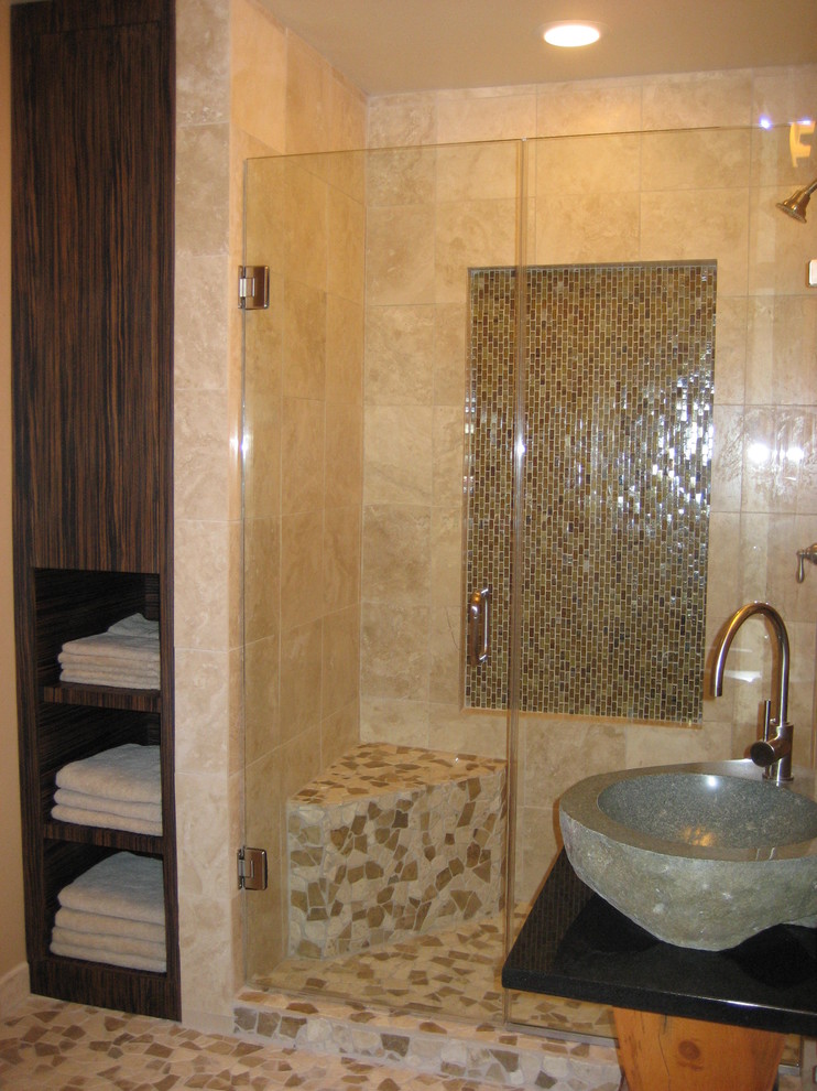 Imagen de cuarto de baño de estilo zen de tamaño medio con lavabo sobreencimera, baldosas y/o azulejos beige, paredes beige y aseo y ducha