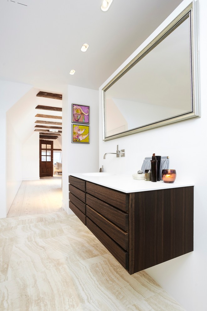 Bild på ett mellanstort funkis en-suite badrum, med släta luckor, bruna skåp, vita väggar, marmorgolv, ett integrerad handfat och bänkskiva i kvartsit