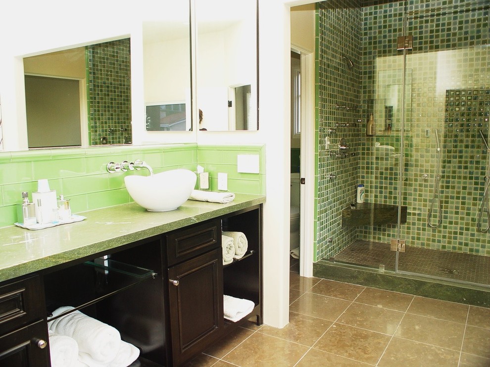 Inspiration för stora moderna grönt en-suite badrum, med luckor med upphöjd panel, ett platsbyggt badkar, en dusch i en alkov, grön kakel och skåp i mörkt trä