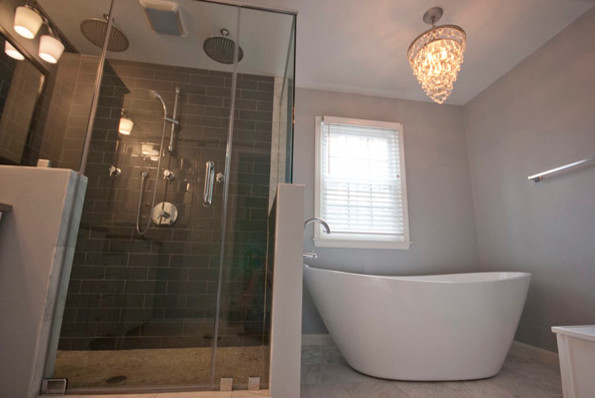 Immagine di una stanza da bagno padronale minimalista di medie dimensioni con vasca freestanding, doccia ad angolo, piastrelle nere e pareti grigie