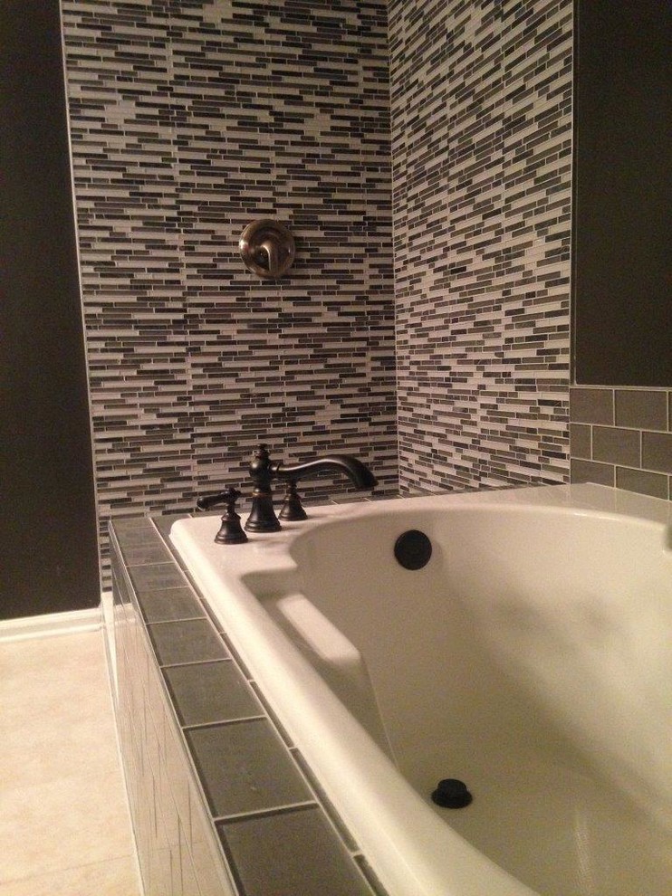 Идея дизайна: ванная комната среднего размера в стиле модернизм с ванной в нише, угловым душем, серой плиткой, плиткой кабанчик и черными стенами