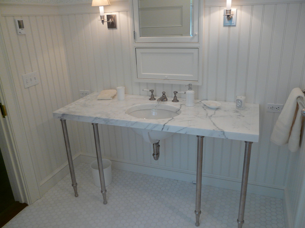 Свежая идея для дизайна: ванная комната среднего размера в классическом стиле с открытыми фасадами, душевой кабиной, мраморной столешницей и врезной раковиной - отличное фото интерьера
