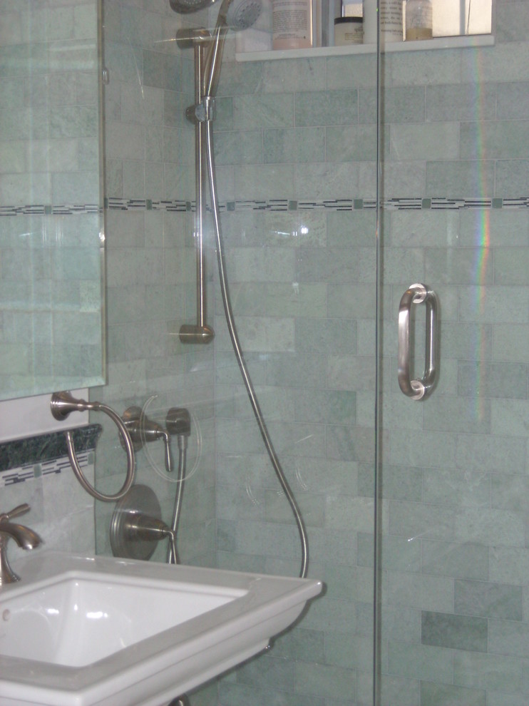 Kleines Klassisches Badezimmer mit farbigen Fliesen und Metrofliesen in New York