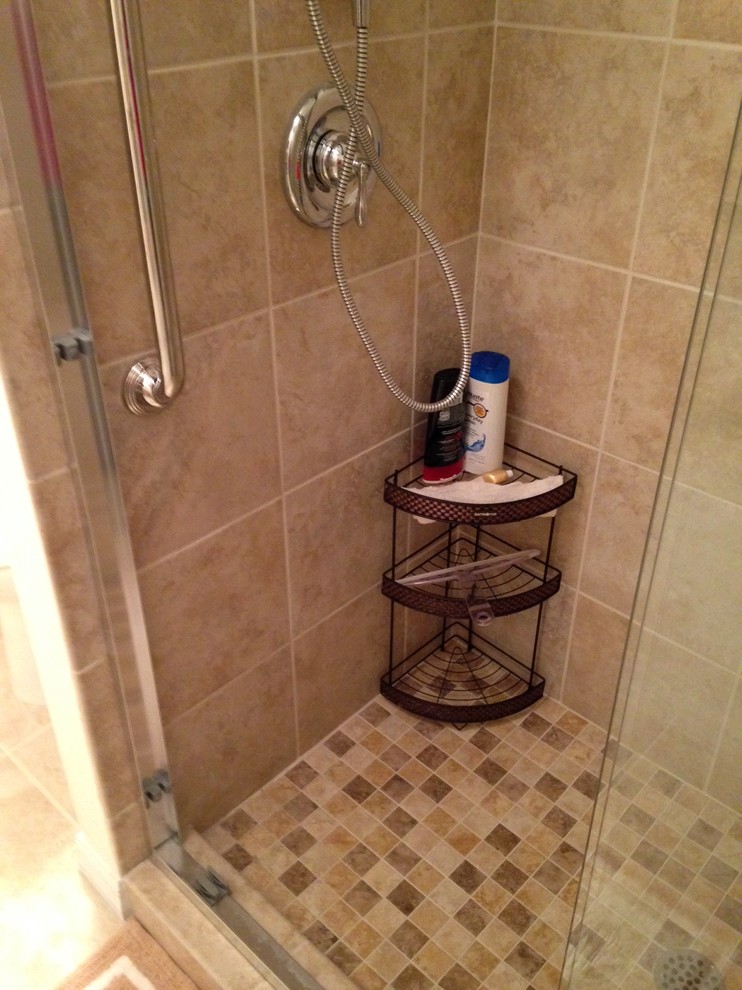 Idéer för ett mellanstort klassiskt badrum med dusch, med en toalettstol med separat cisternkåpa, beige kakel, porslinskakel och klinkergolv i porslin