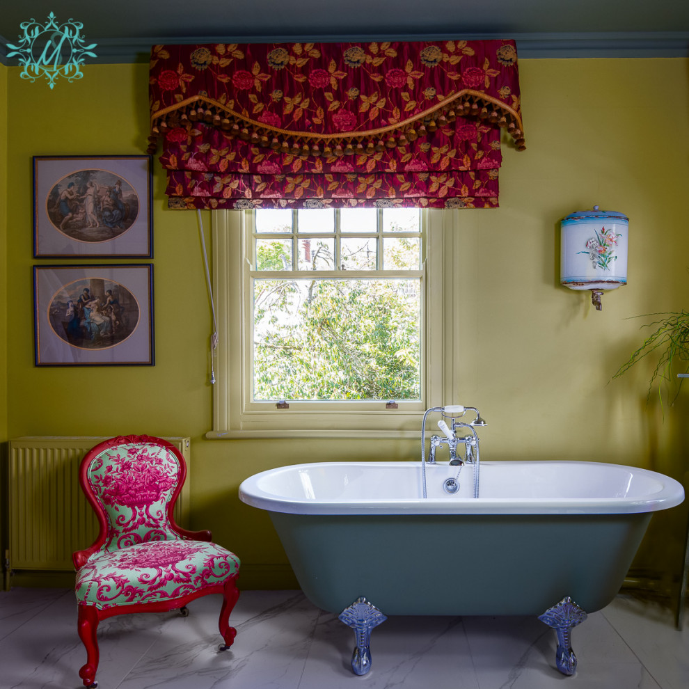 Inredning av ett shabby chic-inspirerat mellanstort en-suite badrum, med ett badkar med tassar, gula väggar, marmorgolv och grått golv