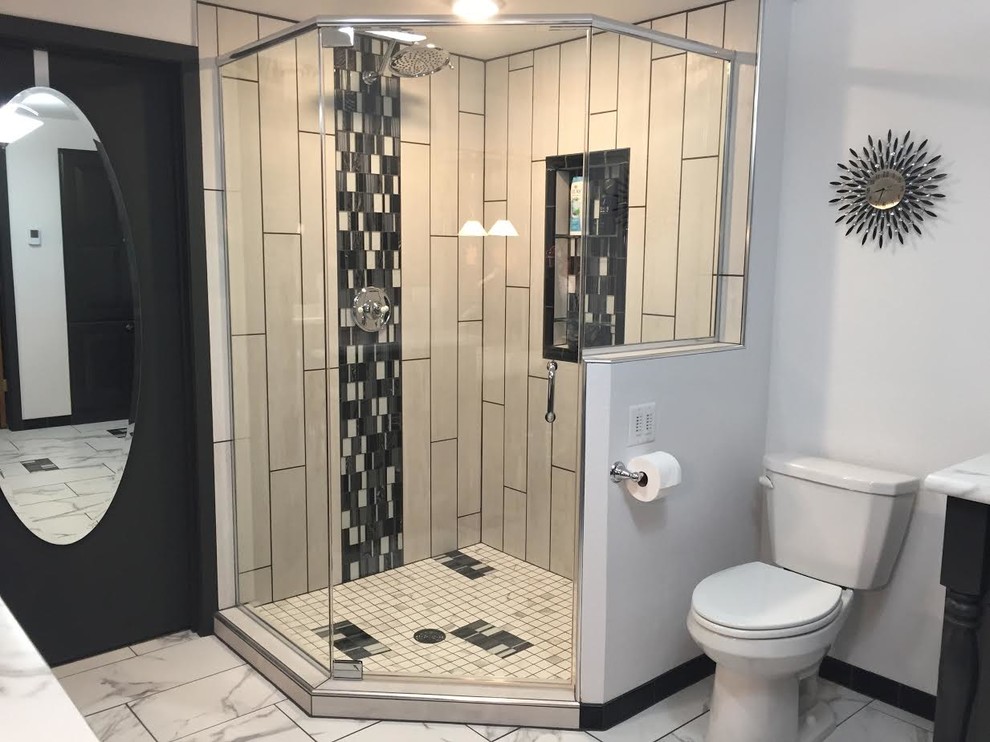 Großes Modernes Duschbad mit profilierten Schrankfronten, grauen Schränken, Eckdusche, grauer Wandfarbe, Porzellan-Bodenfliesen, Unterbauwaschbecken, Laminat-Waschtisch, buntem Boden und Falttür-Duschabtrennung in Sonstige