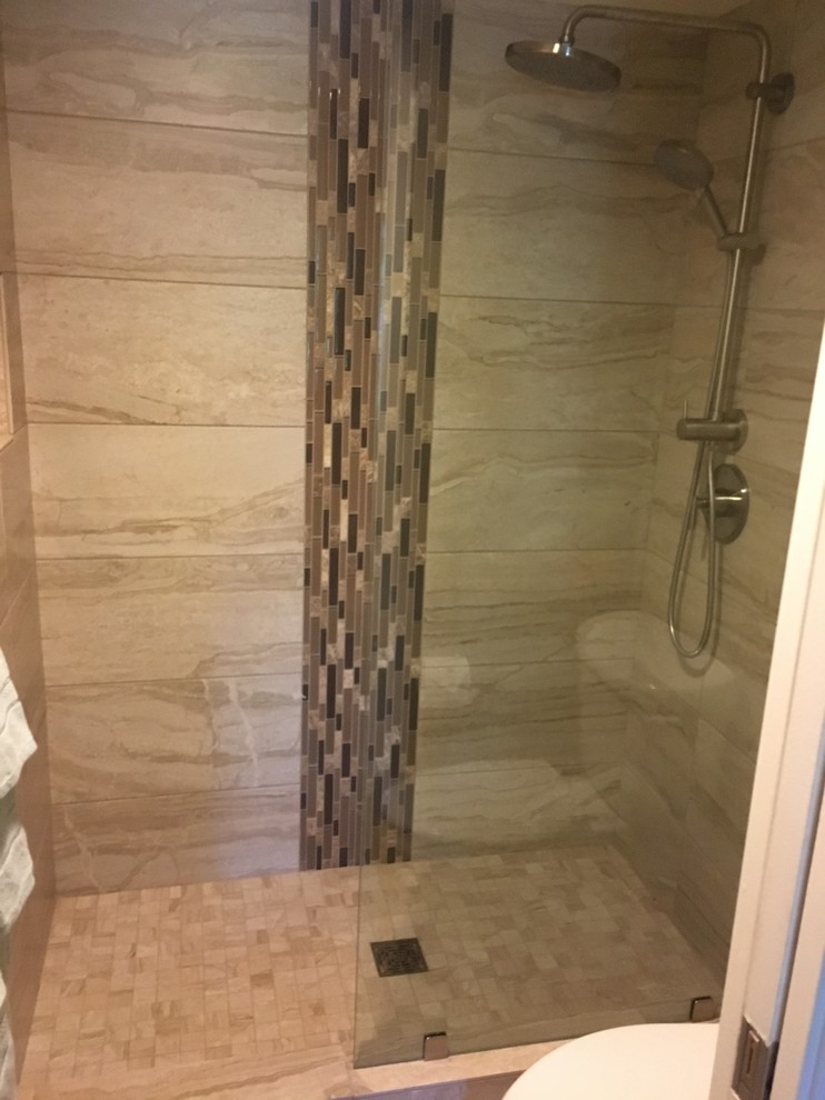 Inredning av ett modernt mellanstort en-suite badrum, med släta luckor, skåp i ljust trä, en dusch i en alkov, en toalettstol med hel cisternkåpa, beige kakel, mosaik, klinkergolv i porslin, ett undermonterad handfat, granitbänkskiva, beiget golv och med dusch som är öppen