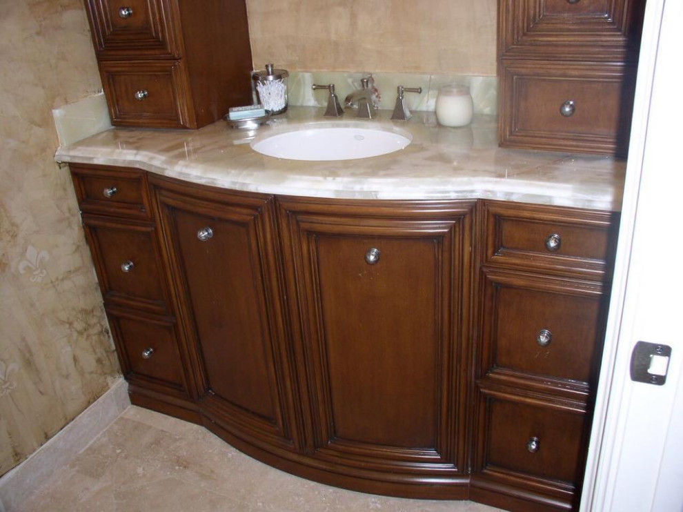 Foto de cuarto de baño tradicional pequeño con armarios con paneles empotrados, puertas de armario de madera oscura, aseo y ducha, lavabo bajoencimera, encimera de granito y encimeras blancas