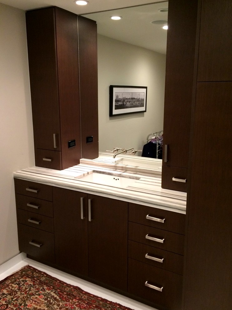 Foto de cuarto de baño principal moderno de tamaño medio con armarios con paneles lisos, puertas de armario de madera en tonos medios, paredes grises, encimera de mármol y lavabo encastrado