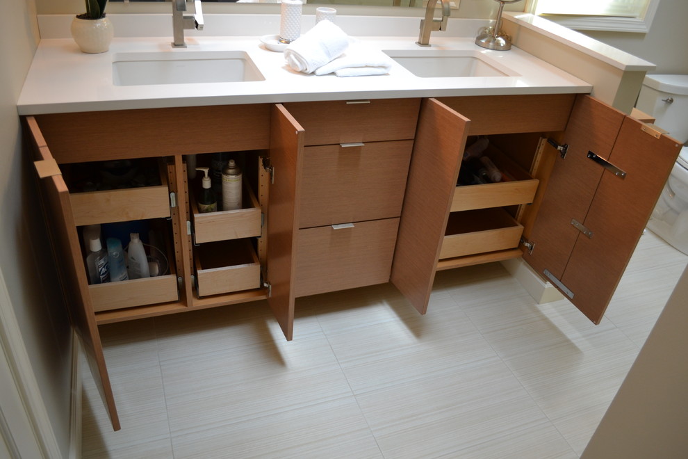 Immagine di una stanza da bagno padronale moderna di medie dimensioni con ante lisce, ante in legno chiaro, pareti beige, pavimento in gres porcellanato, lavabo sottopiano, top in quarzite e pavimento beige