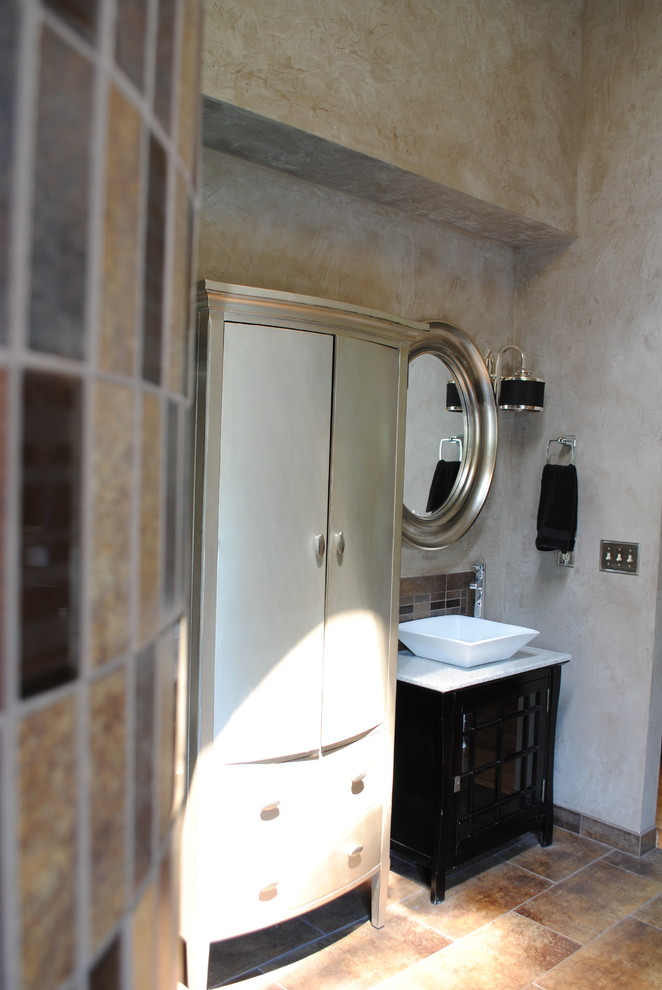 Пример оригинального дизайна: главная ванная комната среднего размера в современном стиле с стеклянными фасадами, черными фасадами, открытым душем, бежевой плиткой, черной плиткой, синей плиткой, коричневой плиткой, стеклянной плиткой, бежевыми стенами, полом из керамической плитки, настольной раковиной и мраморной столешницей