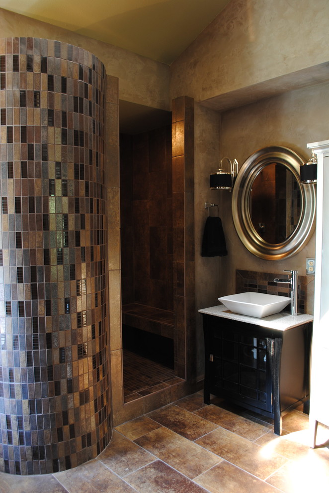 Inspiration för ett mellanstort funkis en-suite badrum, med luckor med glaspanel, svarta skåp, en öppen dusch, beige kakel, svart kakel, blå kakel, brun kakel, glaskakel, beige väggar, klinkergolv i keramik, ett fristående handfat och marmorbänkskiva