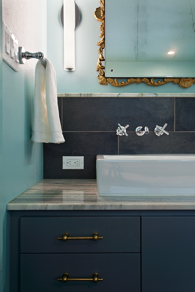 Пример оригинального дизайна: главная ванная комната среднего размера в средиземноморском стиле с раковиной с несколькими смесителями, плоскими фасадами, серыми фасадами, столешницей из гранита, черной плиткой, керамогранитной плиткой, синими стенами и полом из керамической плитки