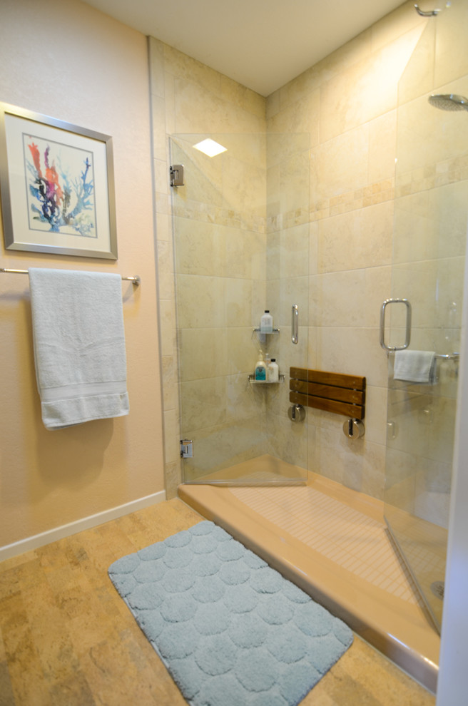Exempel på ett mellanstort klassiskt badrum med dusch, med ett fristående handfat, släta luckor, skåp i mörkt trä, granitbänkskiva, en dusch i en alkov, en toalettstol med hel cisternkåpa, beige kakel, porslinskakel, beige väggar och korkgolv