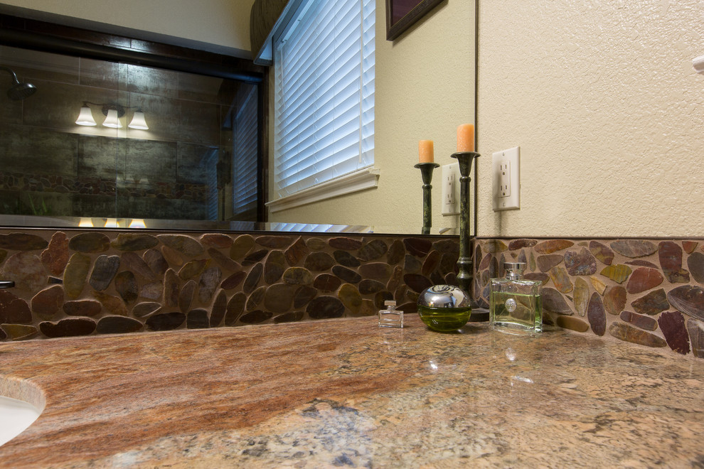 Idee per una stanza da bagno moderna con piastrelle marroni, piastrelle in gres porcellanato e top in granito