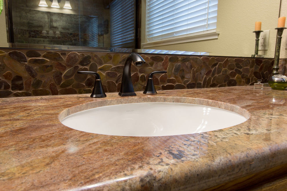 На фото: ванная комната в стиле модернизм с коричневой плиткой, керамогранитной плиткой и столешницей из гранита