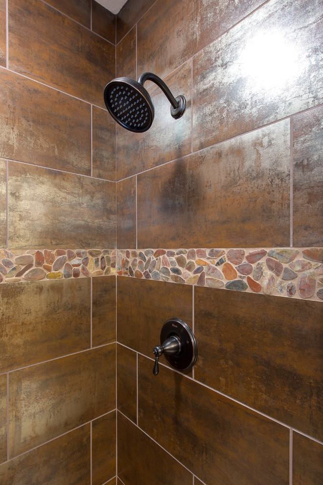 Bild på ett funkis badrum, med brun kakel, porslinskakel och granitbänkskiva