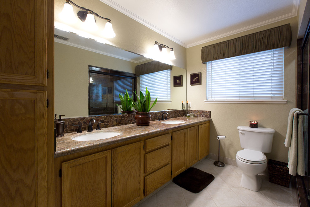 Modernes Badezimmer mit braunen Fliesen, Porzellanfliesen und Granit-Waschbecken/Waschtisch in Sacramento