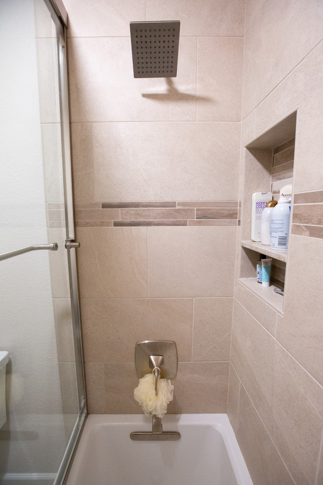 Cette photo montre une salle de bain moderne de taille moyenne pour enfant avec des portes de placard blanches, un carrelage beige, un mur beige, un lavabo encastré, un plan de toilette en granite, un sol marron, une cabine de douche à porte coulissante et un plan de toilette beige.