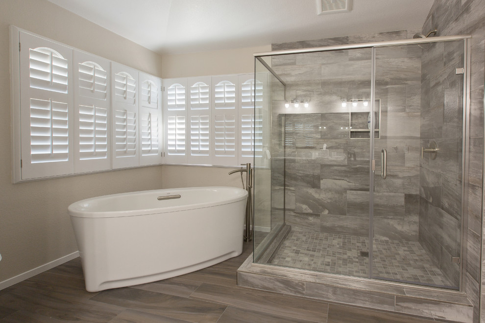 Ejemplo de cuarto de baño actual con bañera exenta y suelo de baldosas de porcelana