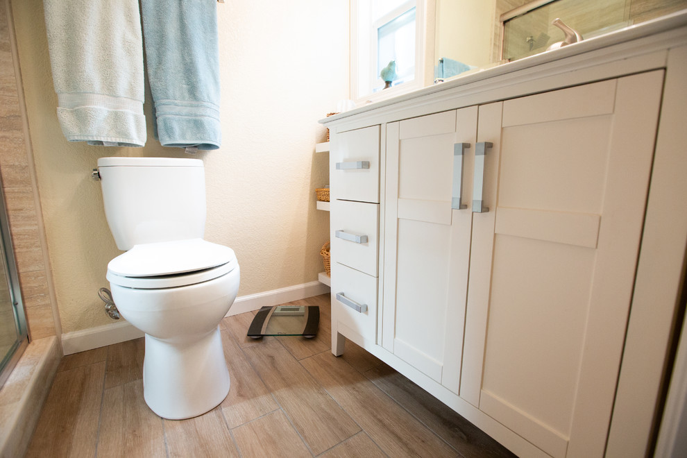 На фото: ванная комната среднего размера в стиле модернизм с белыми фасадами, бежевой плиткой, столешницей из искусственного кварца, коричневым полом и белой столешницей с