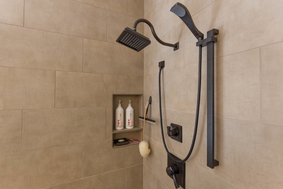 Imagen de cuarto de baño moderno con puertas de armario grises, ducha esquinera, suelo de baldosas de porcelana, lavabo bajoencimera y ducha con puerta con bisagras