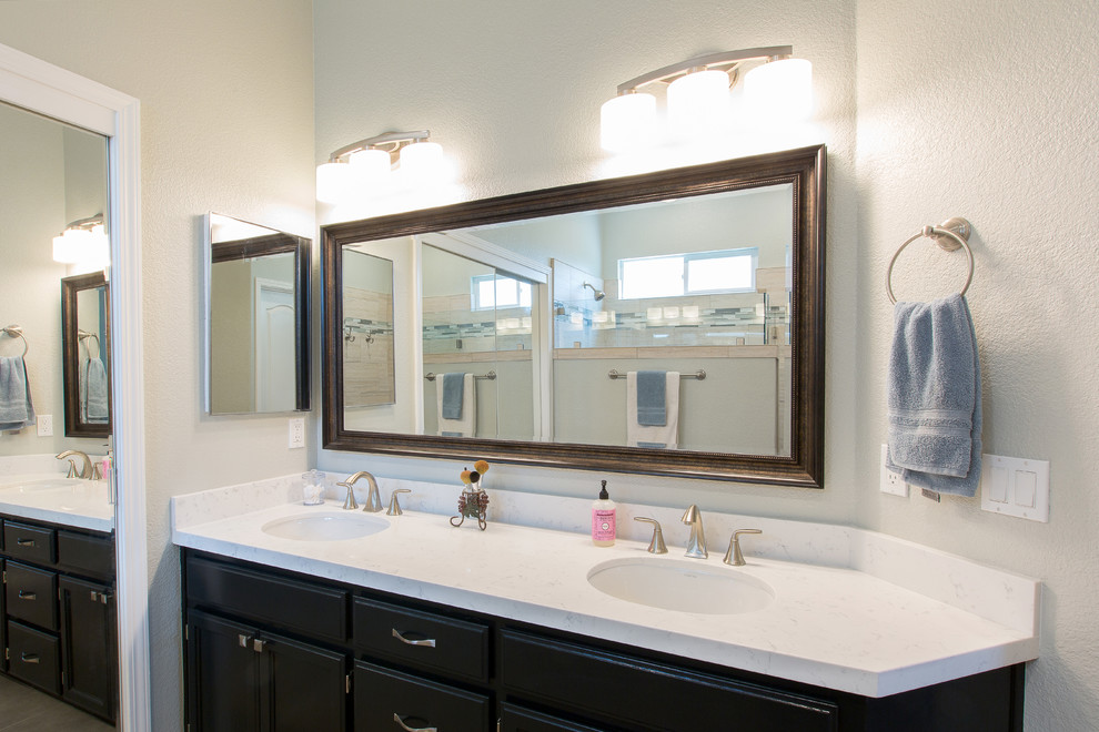 Exemple d'une salle de bain tendance avec un carrelage beige, un sol en carrelage de porcelaine et un plan de toilette en quartz modifié.