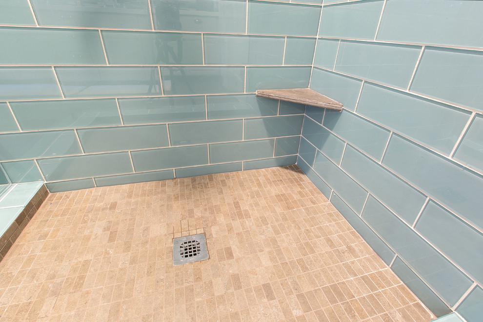 На фото: большая ванная комната с врезной раковиной, серыми фасадами, столешницей из искусственного кварца, отдельно стоящей ванной, угловым душем, синей плиткой, стеклянной плиткой и полом из керамогранита с