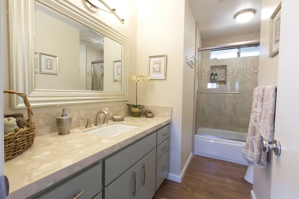 Esempio di una stanza da bagno contemporanea con vasca da incasso, vasca/doccia, piastrelle beige, piastrelle in gres porcellanato, pareti beige, lavabo sottopiano e top in quarzo composito