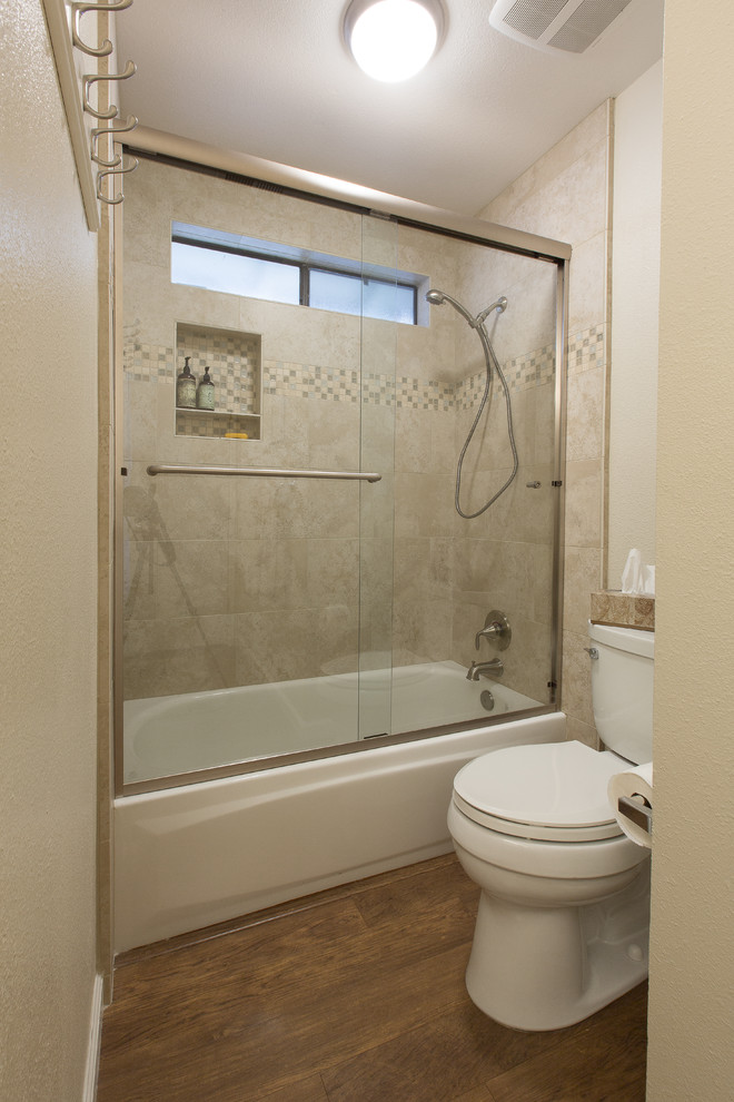 Bild på ett funkis badrum, med ett platsbyggt badkar, en dusch/badkar-kombination, beige kakel, porslinskakel, beige väggar, ett undermonterad handfat och bänkskiva i kvarts