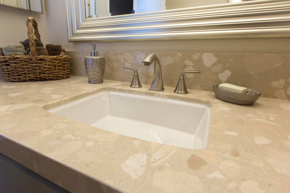 Bild på ett funkis badrum, med ett platsbyggt badkar, en dusch/badkar-kombination, beige kakel, porslinskakel, beige väggar, ett undermonterad handfat och bänkskiva i kvarts