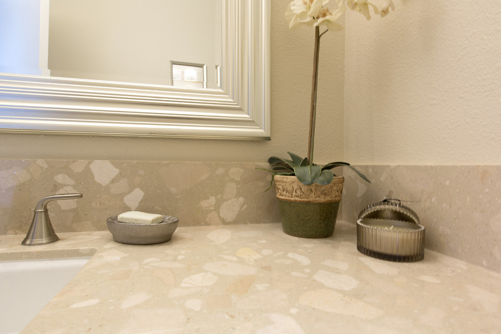 Foto de cuarto de baño contemporáneo con bañera encastrada, combinación de ducha y bañera, baldosas y/o azulejos beige, baldosas y/o azulejos de porcelana, paredes beige, lavabo bajoencimera y encimera de cuarzo compacto
