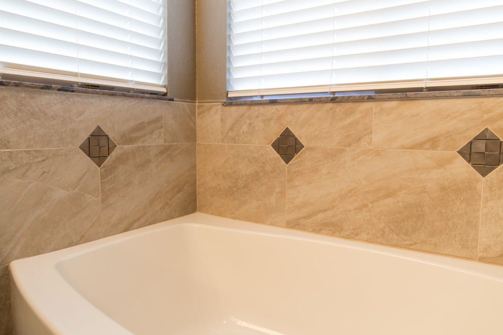 Стильный дизайн: ванная комната в классическом стиле с белыми фасадами, ванной в нише, угловым душем, бежевыми стенами, полом из керамогранита, врезной раковиной, мраморной столешницей, коричневым полом и душем с распашными дверями - последний тренд