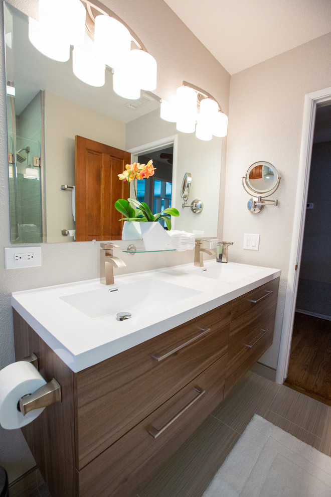 Idee per una stanza da bagno design con vasca ad alcova, vasca/doccia, pavimento in gres porcellanato, lavabo integrato, pavimento marrone e porta doccia a battente