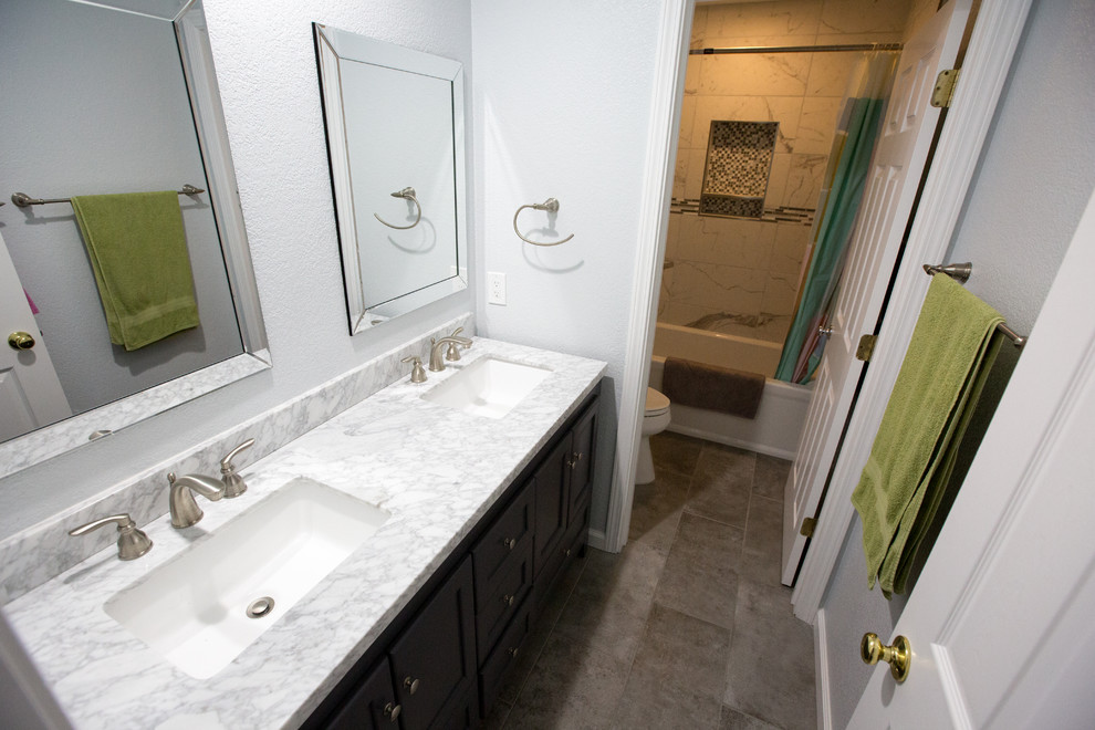 Exempel på ett modernt grå grått badrum, med grå skåp, ett badkar i en alkov, grå kakel, klinkergolv i porslin, ett undermonterad handfat, bänkskiva i kvarts, brunt golv och dusch med duschdraperi