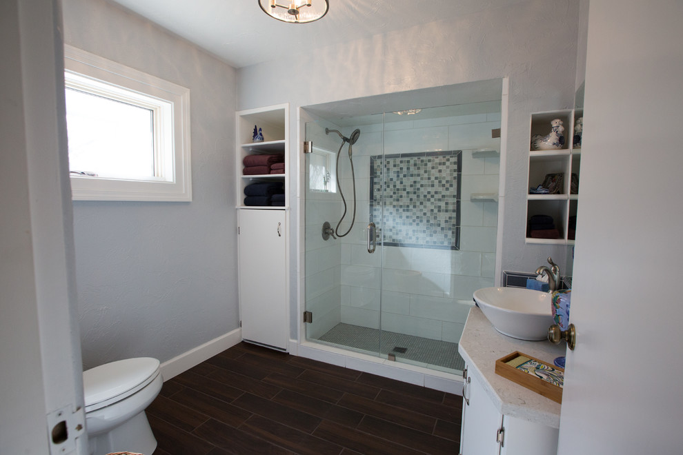 Esempio di una stanza da bagno minimalista con ante bianche, doccia alcova, piastrelle bianche, pavimento in gres porcellanato, lavabo a bacinella, pavimento marrone e porta doccia a battente