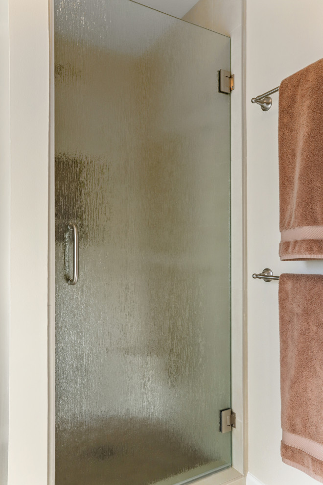 Exempel på ett klassiskt beige beige en-suite badrum, med vita skåp, en hörndusch, en toalettstol med hel cisternkåpa, beige väggar, marmorgolv, ett undermonterad handfat, bänkskiva i kvarts, beiget golv och dusch med gångjärnsdörr