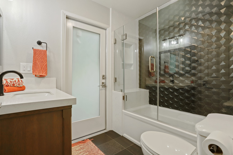 Foto di una stanza da bagno design con ante marroni, vasca sottopiano, pareti bianche, lavabo sottopiano, porta doccia a battente e un lavabo