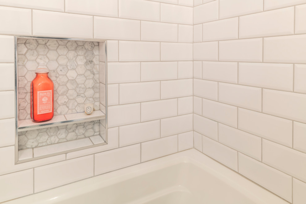 Exempel på ett modernt vit vitt badrum för barn, med turkosa skåp, ett hörnbadkar, en dusch/badkar-kombination, en toalettstol med hel cisternkåpa, beige väggar, cementgolv, ett undermonterad handfat, bänkskiva i kvarts, flerfärgat golv och dusch med duschdraperi