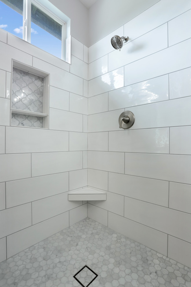 Foto på ett funkis grå en-suite badrum, med grå skåp, ett fristående badkar, en hörndusch, grå väggar, laminatgolv, ett undermonterad handfat, marmorbänkskiva, brunt golv och dusch med gångjärnsdörr