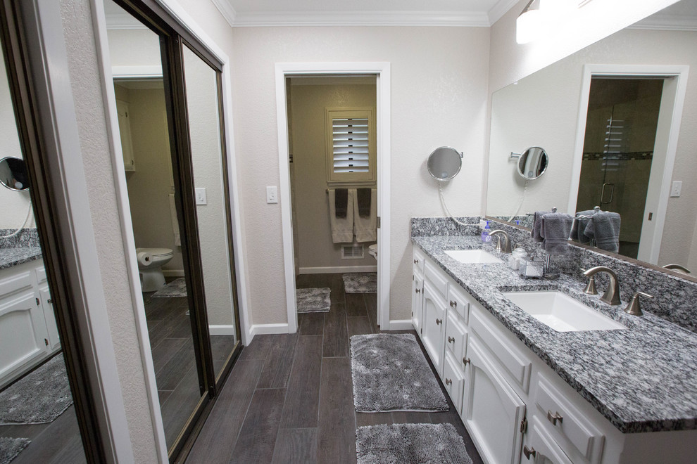 Foto de cuarto de baño moderno con puertas de armario blancas, ducha empotrada, suelo de baldosas de porcelana, encimera de granito y ducha con puerta con bisagras
