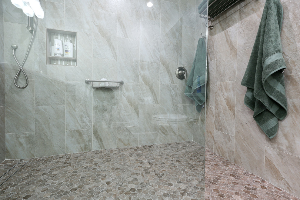 Imagen de cuarto de baño actual con ducha a ras de suelo y encimera de mármol